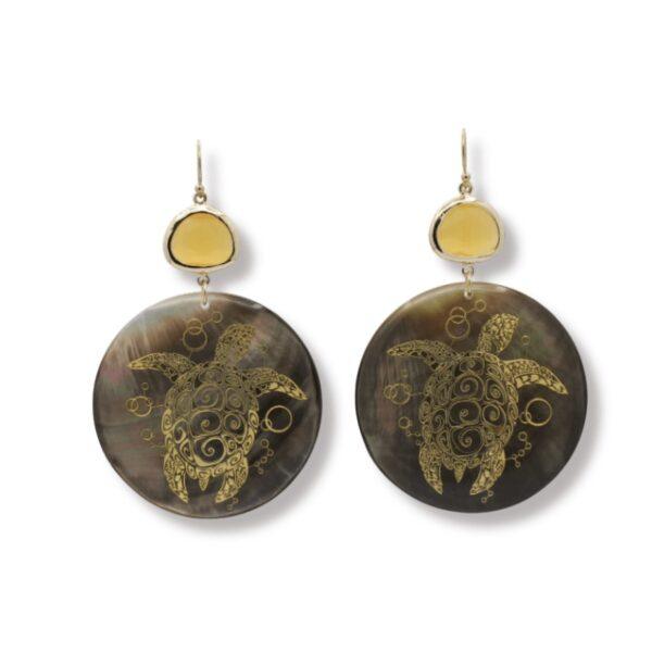 Zakynthos oorbellen met 14K goldfilled oorhaken, gele Cat’s Eye en grote Mother of Shell Pearl hanger met goudkleurige schildpad