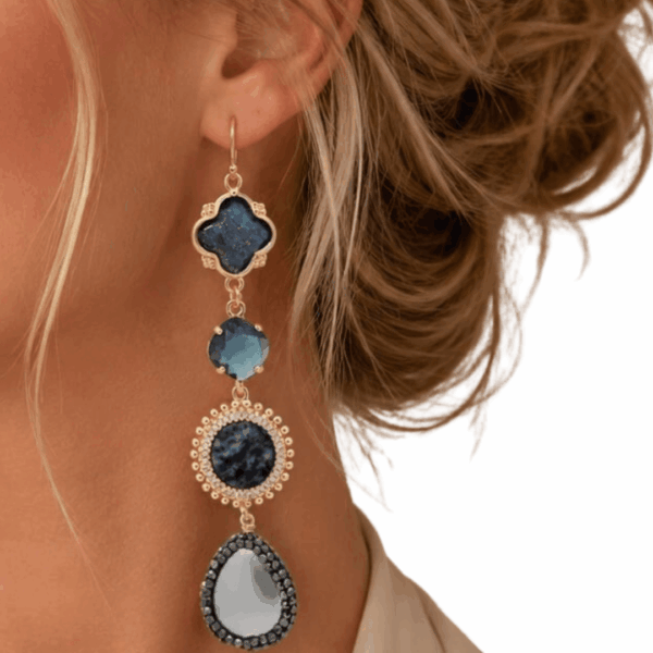 Handgemaakte goldfilled oorhangers met blauwe sodaliet, blauw kristal, ronde sodaliet, grey pearl en zwarte marcasite van 9 cm