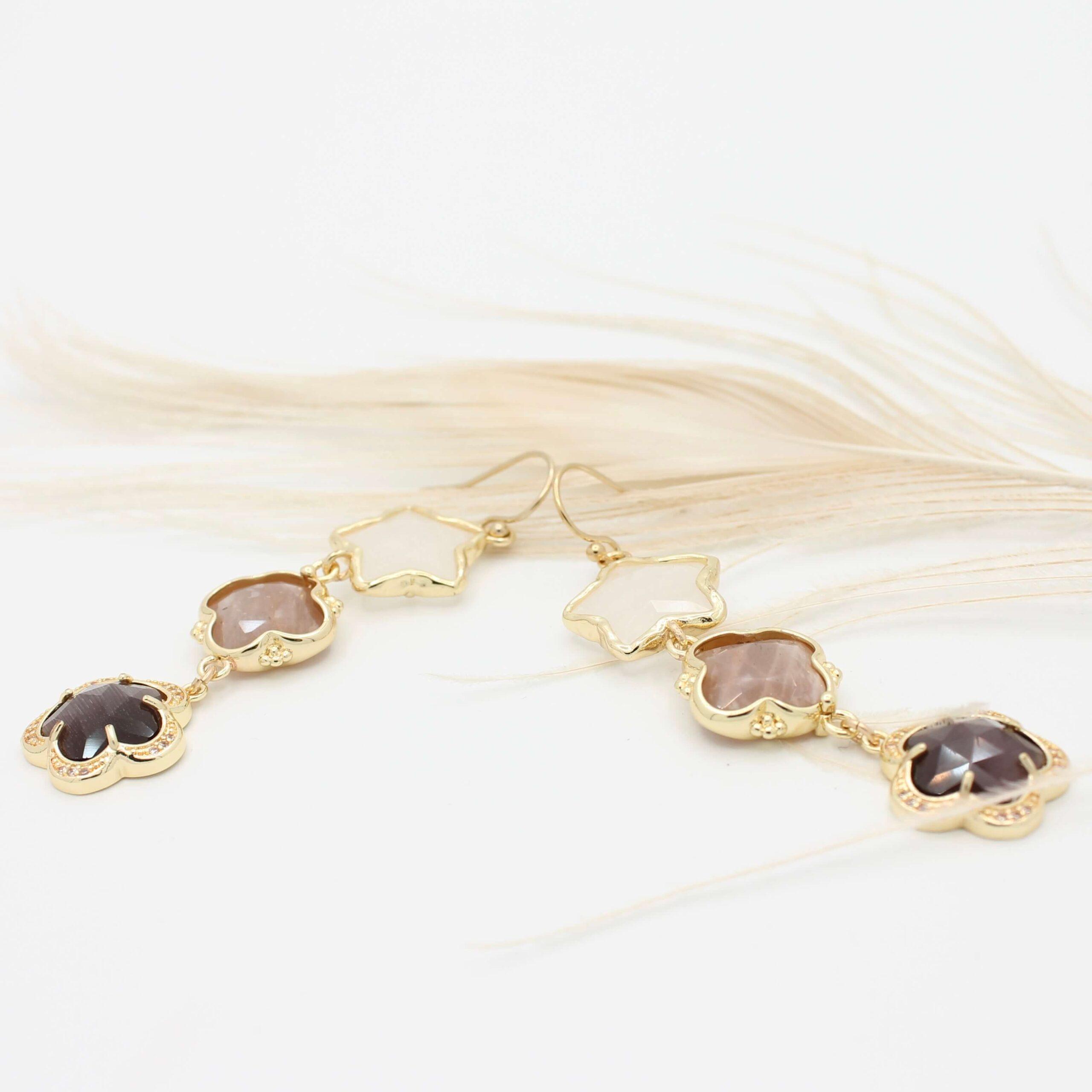 Positano-Gold Filled Oorhangers met Witte Maansteen Ster, Aardbeienkwarts & Bruine Cat’s Eye Bloem - Afbeelding 3