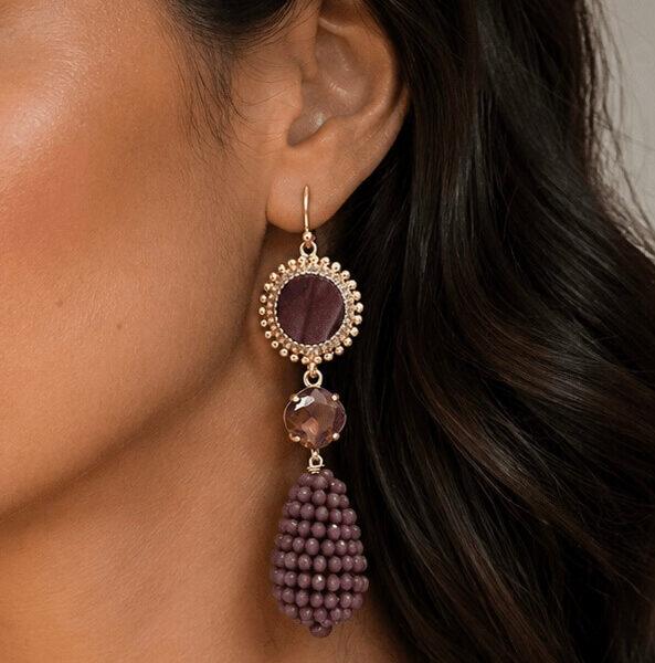 Palermo oorbellen van 14K goldfilled goud met burgundy roze kristallen en warme burgundy kralendruppel van kralen, 8 cm lang, allergievrij.
