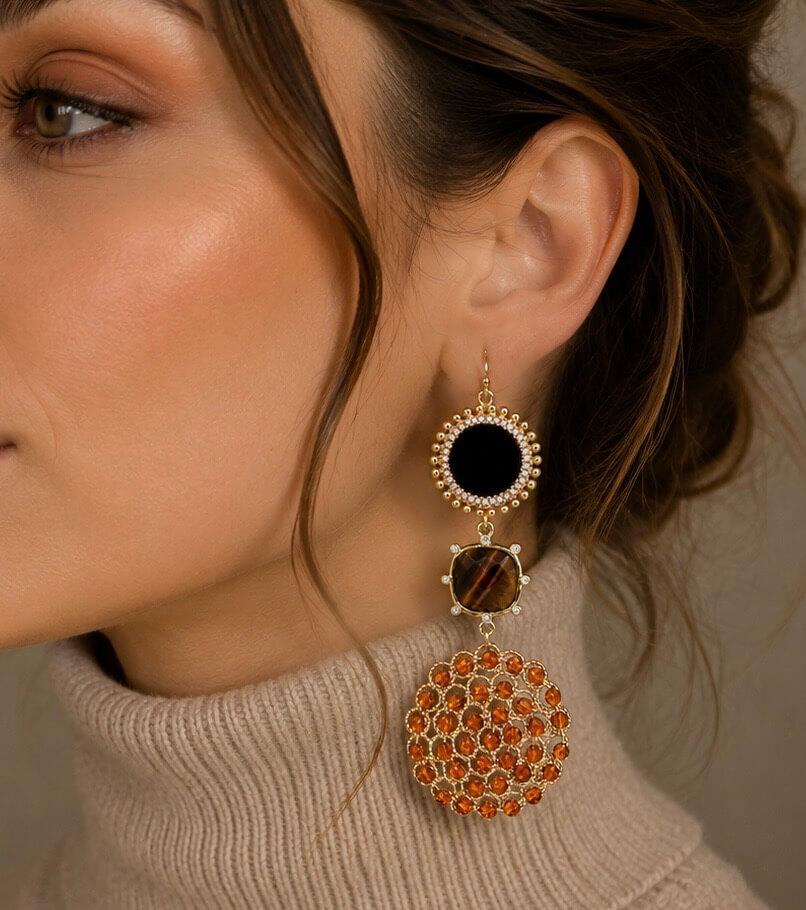 Marron goldfilled oorbellen met zwart onyx, tijgeroog en amberkleurige beads