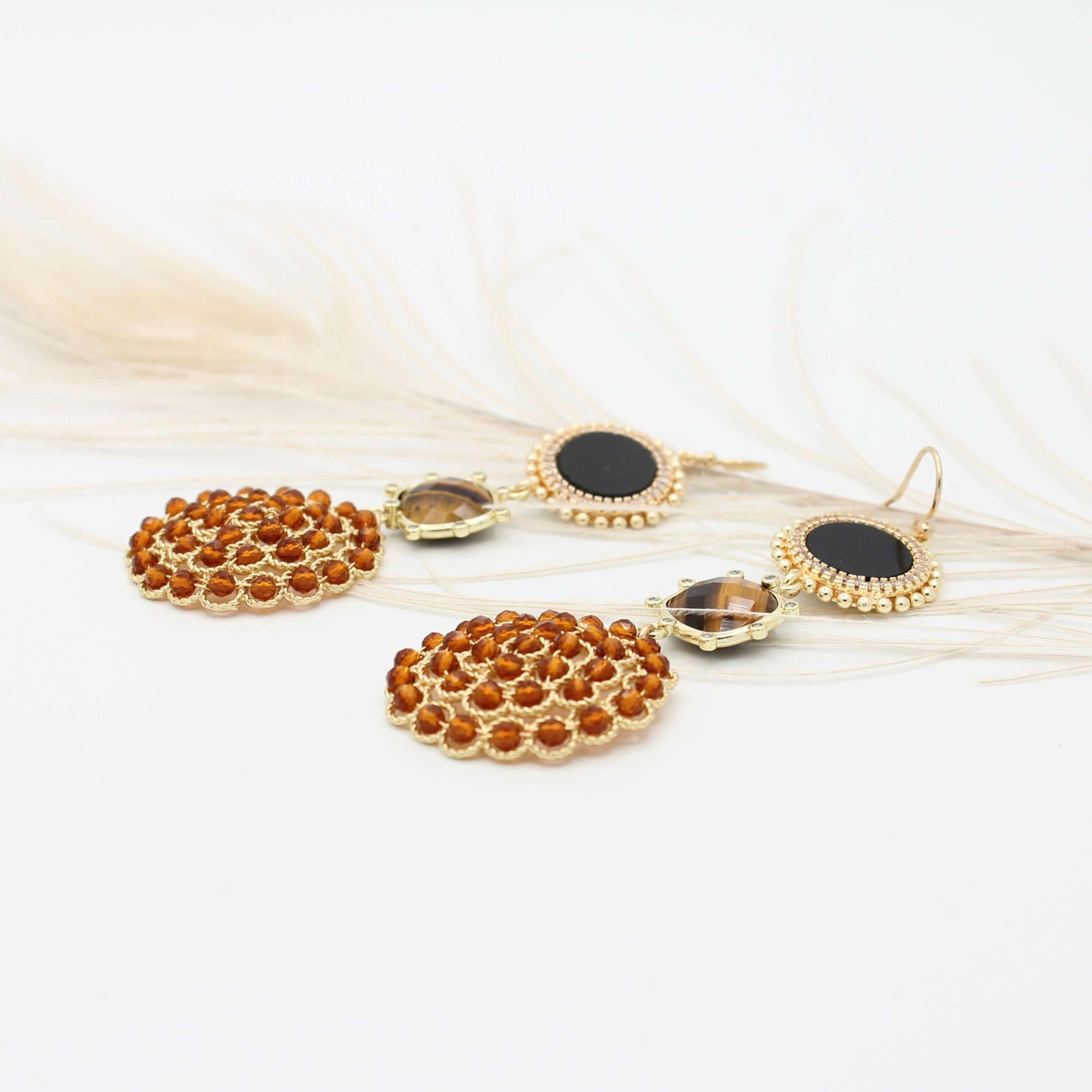 Marron goldfilled oorbellen met zwart onyx, tijgeroog en amberkleurige beads