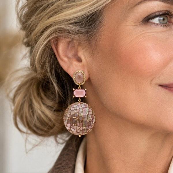 Statement oorbellen met maansteen, zirkonia, burgundy kristal en zalmroze crème abalone hanger