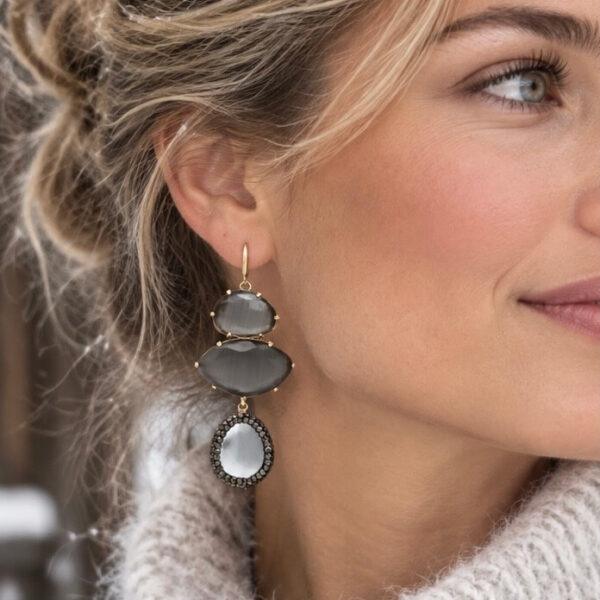 Grijze statement oorbellen Monaco met Cat’s Eye, grey Pearl en zwarte Marcasite, 7 cm lang